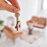 homme tenant une clé et un porte clé de maison dans sa nouvelle propriété