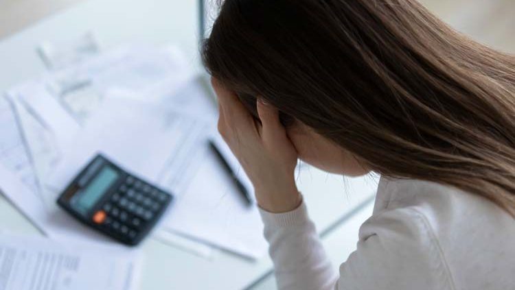 femme soucieuse suite au calcule de ses impots