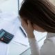 femme soucieuse suite au calcule de ses impots