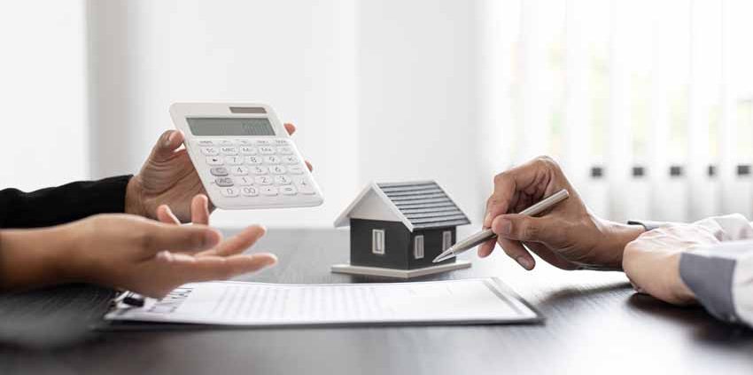 2 personnes dont on voit que les mains discutes d'immobilier