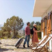 Couple qui rentre dans un locatif courte durée