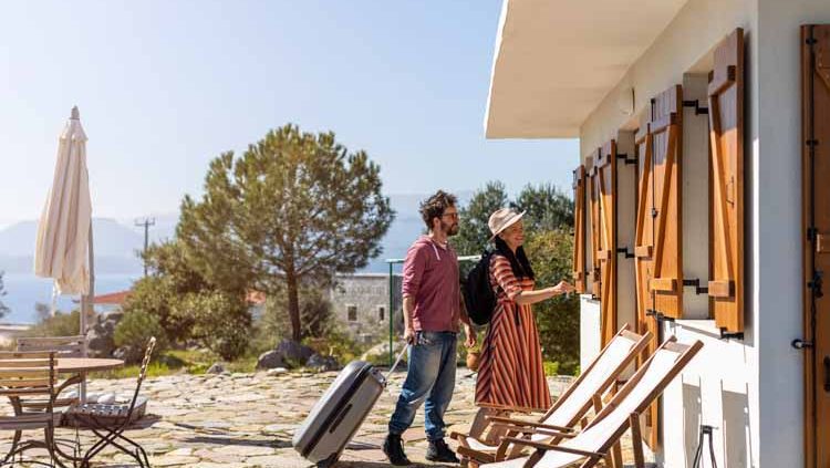 Couple qui rentre dans un locatif courte durée