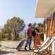 Couple qui rentre dans un locatif courte durée